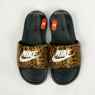 КАПЦІ W NIKE VICTORI ONE SLIDE PRINT 