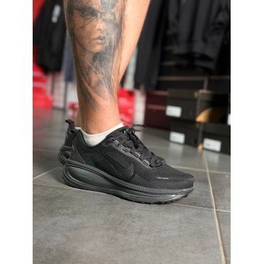 КРОСІВКИ NIKE VOMERO 18 