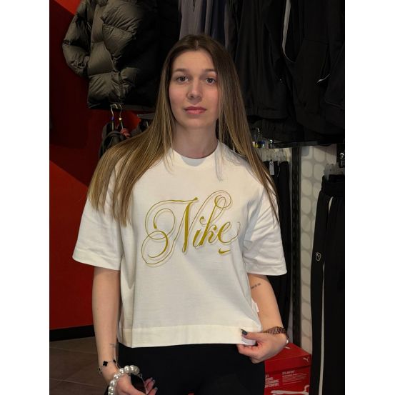 ФУТБОЛКА W NSW SS TEE BOXY SCRIPT ФУТБОЛКА W NSW SS TEE BOXY SCRIPT